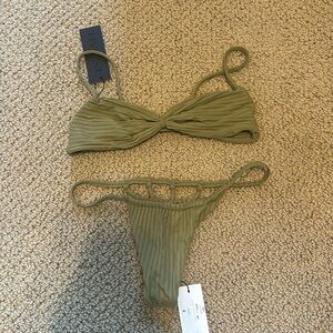 super cute swimsuit in the color hush!! In great condition! Not worn!